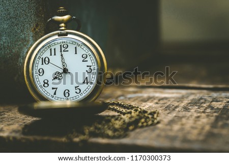 The old clock necklace on wooden