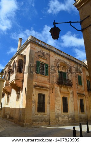 narrow streets and ancient architecture of Mdina