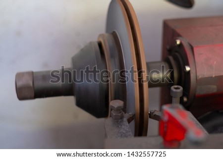 Brake lathe tool polishing disc brakes of cars working automatic