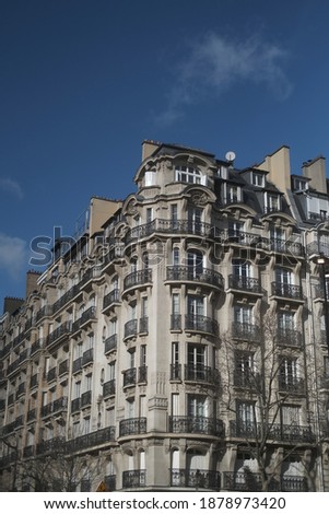 Beautiful architecture of a building in Paris