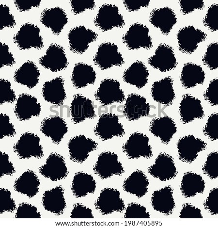 Freehand spots seamless pattern. Animal skin handdrawn print. Wildlife, natural camouflage background. Paint brush texture. Artistic hand drawn structure. Vector organic motif abstract wallpaper