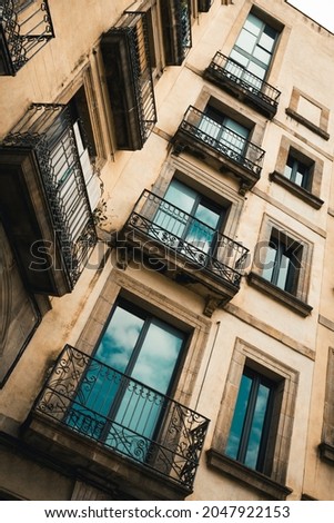 Townhouse with balconies in Barcelona