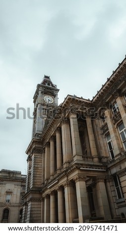 A vertical shot of the Birmingham Museum and Art Gallery under a cloudy sky in England