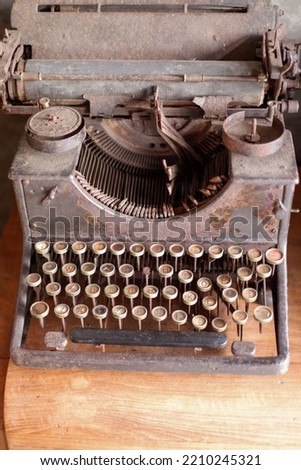 An ancient and antique typewriter, looking dusty.