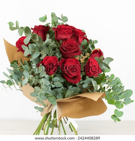 Ramo de flores de rosas rojas con eucalipto para regalar a tu enamorada en san valentin