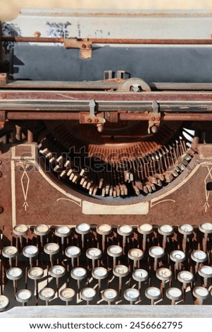 A rusty vintage old fashioned typewriter.