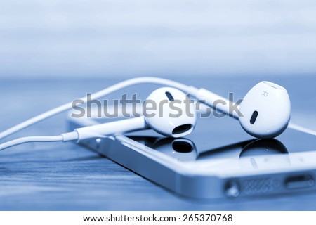 headphones and phone depth of field