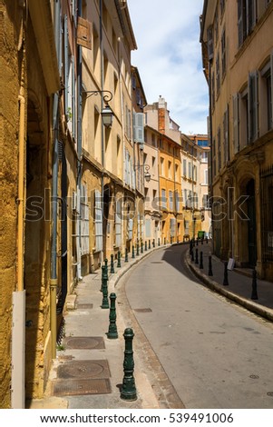 picture of a picturesque alley in Aix-en-Provence, France