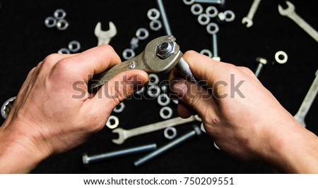 Turn the hand nut to bolt