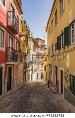 Charming narrow street neighbourhood in Lisbon 